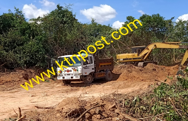 គ្រឿងចក្រកំពុងវាយកំទេចព្រៃរុករានកាយយកអាចម៍ដីលក់យ៉ាងអនាធិបតេយ្យ អាជ្ញាធរនិងជំនាញនៅមូលដ្ឋាននោះមិនមានវិធានការទប់ស្កាត់.....