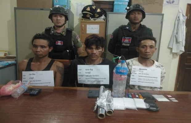 កំលាំងផ្នែកប្រឆាំងគ្រឿងញៀន នៃអធិការដ្ឋាននគរបាលស្រុកសង្កែ សហការជាមួយ កំលាំងផ្នែកប្រឆាំងគ្រឿងញៀន នៃអធិការដ្ឋាននគរបាលស្រុកបាណន់ បានចុះប្រតិបត្តិការ បង្ក្រាបបានបុរស០៣នាក់ ពាក់ព័ន្ធករណីប្រើប្រាស់និងរក្សារទុកដោយខុសច្បាប់នូវសារ