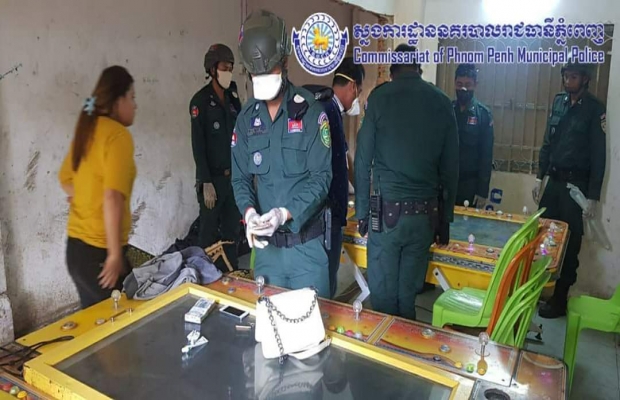 អធិការដ្ឋាននគរបាលខណ្ឌមានជ័យ សហការចុះបង្រ្កាបល្បែងសុីសងខុសច្បាប់ចំនួន  ២ កន្លែងក្នុងសង្កាត់ចាក់អង្រែលេី ត្រូវបានបង្ក្រាប (ហ្គេមបាញ់ត្រី) ....