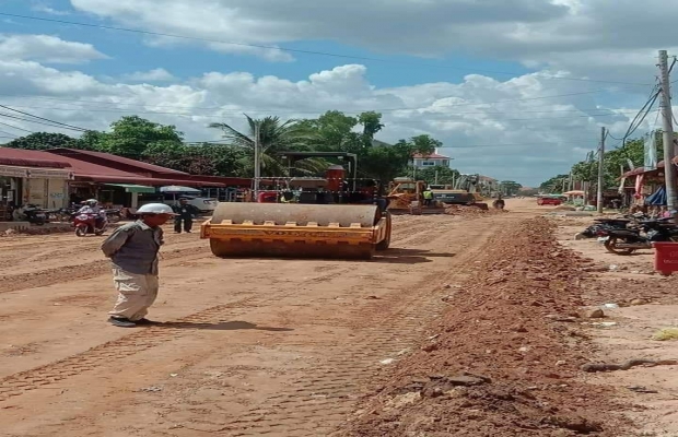 រដ្ឋបាលខេត្តចាប់ដំណើរការសាងសង់ផ្លូវបេតុងប្រវែង ៧៣០ម៉ែត្រ និងដាក់លូអមសងខាងផ្លូវនៅភូមិតាវៀន​ និងភូមិជន្លង់ សង្កាត់សាលាកំរើកក្រុងសៀមរាប។