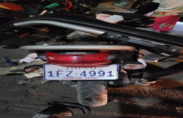 ហាយឡែនឌ័រ និង ZOOMERX បុកគ្នាពេញទំហឹង បណ្ដាលឲ្យម្ចាស់ម៉ូតូស្លាប់ម្នាក់យ៉ាងអាណោចអាធ័ម រីឯម្ចាស់ឡានត្រូវបានឃាត់ខ្លួននៅអធិការដ្ឋានក្រុងតាខ្មៅ!!!