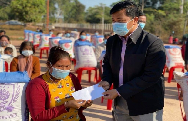 ពលរដ្ឋចំនួន៧០គ្រួសារ បានទទួលអំណោយពីរដ្ឋបាលស្រុកប្រាសាទបាគង.....!