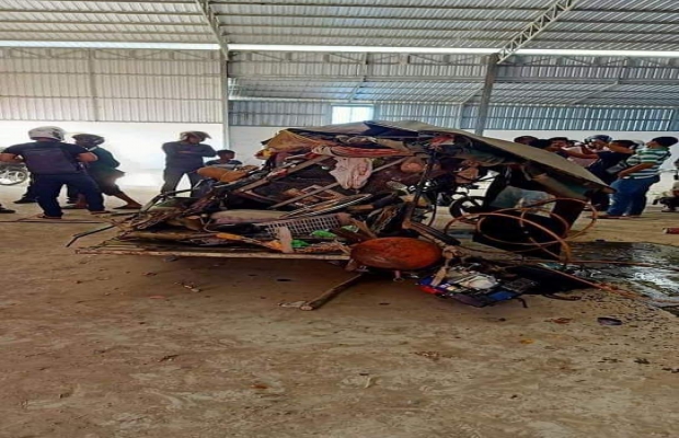 ករណីគ្រោះថ្នាក់ចរាចរណ៍មួយបានកេីតឡេីង យ៉ាងហោចណាស់ធ្វេីឲ្យមនុស្សពីរនាក់បានស្លាប់នឹងម្នាក់រងរបួសធ្ងន់គ្រោះថ្នាក់ចរាចណ៍នេះបង្ករឡើងដោយរថយន្តប្រមូលសំរាមក្រុមហ៊ុនស៊ិនទ្រី....