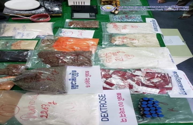 កម្លាំងស្នងការដ្ឋាននគបាលរាជធានីភ្នំពេញ  បានចុះបង្រ្កាបករណីរក្សាទុកនិងចែកចាយគ្រឿងញៀន ជាទ្រង់ទ្រាយធំ រហូតជាង១០គីឡូក្រាម.!