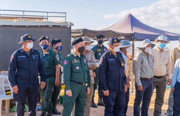 ឯកឧត្តមអភិបាលខេត្តសៀមរាបដឹកនាំក្រុមការងារចុះពិនិត្យនិងកំណត់ដាក់ផែនទីតំបន់៣ ព្រៃលិចទឹកបឹងទន្លេសាប