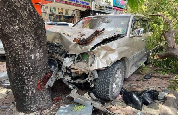 គ្រោះថ្នាក់ចរាចរណ៍ រថយន្តឡិចស៊ីស៤៧០ មួយគ្រឿង បើកបរដោយជនមិនស្គាល់អត្តសញ្ញាណម្នាក់ បុកឈើមួយដើមបណ្ដាលឲ្យបាក់!