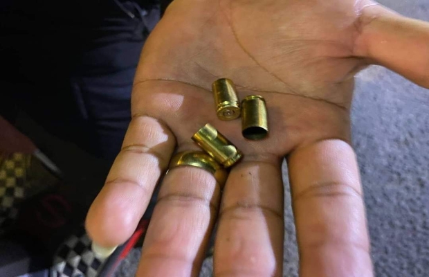 បុរសម្នាក់ ជាខ្មាន់កាំភ្លើង បើកម៉ូតូម៉ាកហុងដាPCX មិនចាំស្លាកលេខ មកឈប់នៅក្បែរស្ថានទូតរុស្ស៊ី ហើយបានដកកាំភ្លើងខ្លីបាញ់មេឃជាច្រើនគ្រាប់  នៅភ្នំពេញ