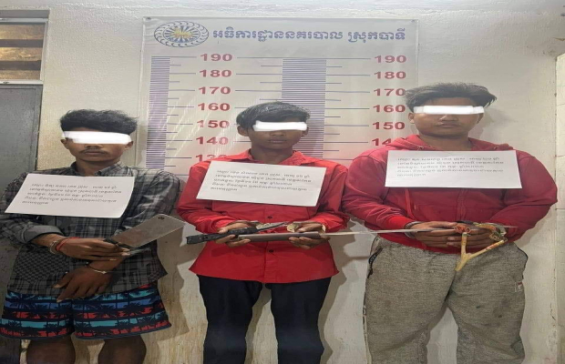 កម្លាំងជំនាញ នៃអធិការដ្ឋាននគរបាលស្រុកបាទី​ សហការជាមួយកម្លាំងប៉ុស្ដិ៍នគរបាលរដ្ឋបាលចំបក់​ និងប្រជាការពារ​ចុះល្បាត ឃាត់ខ្លួនមនុស្សបានចំនួន៣នាក់.......!