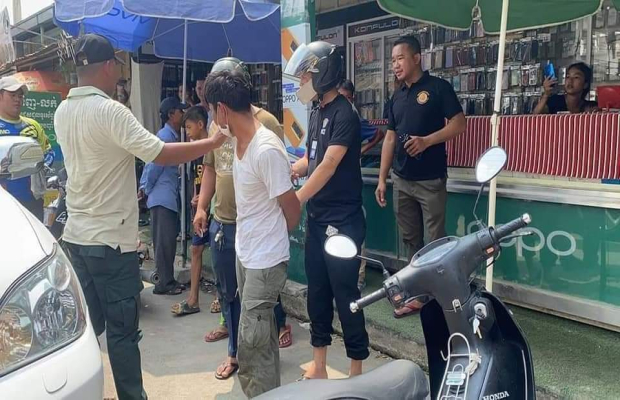 ជនសង្ស័យម្នាក់ ប្រជាពលរដ្ឋនាំគ្នាដេញចាប់ប្រគល់ជូនសមត្ថកិច្ច បន្ទាប់ពីបន្លំចូលលួចទូរស័ព្ទ ពីក្នុងហាងមួយកន្លែង... -នេះបេីយោងតាមការចុះផ្សាយរបស់សារព័ត៌មានសង្គោះប្រជាពលរដ្ឋ ខ្មែរអ្នកស្នេហាជាតិ