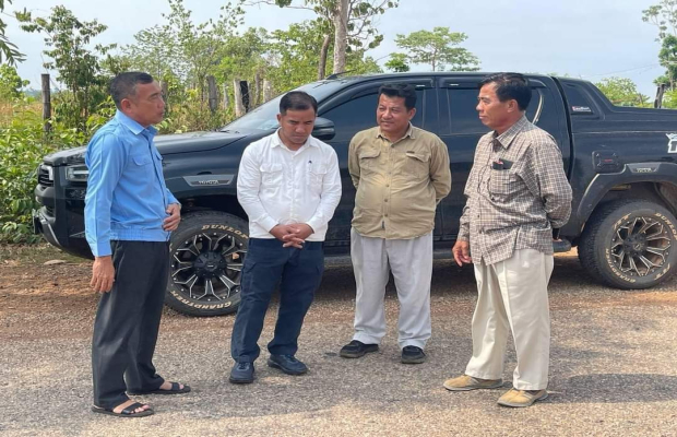 កុំរោងជួសជុលហេដ្ឋារចនាសម្ព័ន្ធផ្លូវថ្នល់មួយខ្សែរ លោក សំ លាងទ្រី ប្រធានមន្ទីសាធារណ:ការដឹកជញ្ជូនខេត្តដឹកនាំកម្លាំងក្រុមការងារ ចុះពិនិត្យកំណាត់ផ្លូវជាតិលេខ៩៥ ដែលរងនូវការខូចខាតដោយសាររថយន្តផ្ទុកលើសទម្ងន់...!