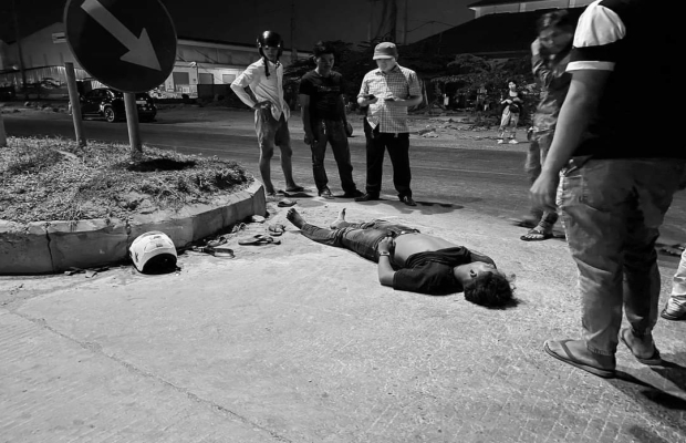 ករណីគ្រោះថ្នាក់ចរាចរគួរអោយរន្ធត់  បុរសពីអ្នកចេញពីក្លឹបមីតណាយ ផ្លូវវេងស្រេងបានធ្វើដំណើរដោយម៉ូតូមួយគ្រឿងជ្រុលទៅបុកទ្រូងផ្លូវបណ្តាលឲ្យស្លាប់ម្នាក់របួសធ្ងន់ម្នាក់...!