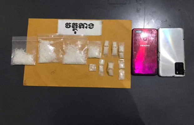 កាលពីរសៀលថ្ងៃទី 28.05.24 កំលាំងប៉ុស្ត៏រដ្ឋបាលឃុំតេជោអភិវឌ្ឍន៏នៃអធិការដ្ឋាននគរបាលស្រុកឈូក បានបង្ក្រាបករណីចែកចាយគ្រឿងញៀនមួយករណី ឃាត់ខ្លួនមុខសញ្ញាចែកចាយចំនួនប្រាំនាក់ និងដកហូតថ្នាំញៀនបាន ១៨ កញ្ចប់ ។ នេះបេីយោងតាមផេកផ្លូវការរ