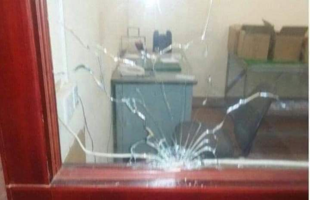 ជនសង្ស័យមួយក្រុមប្រើកាំភ្លើងច្នៃបាញ់ និងគប់គ្រាប់បែកដែកកេះ ចូលកាស៉ីណូថ្មពេជ្រ នៅស្រុកលើកដែក ខេត្តកណ្តាល បណ្ដាលឲ្យសន្ដិសុខម្នាក់រងរបួស, កម្លាំងនគរបាលកំពុងស្រាវជ្រាវយ៉ាងយកចិត្តទុកដាក់...!