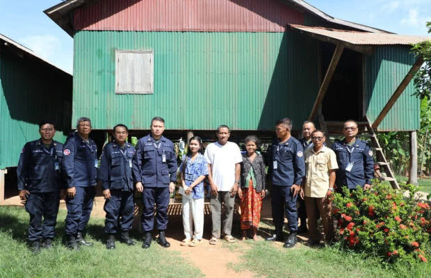 លោក ឧត្តមសេនីយ៍ត្រី​ សៀ​ ទីន អញ្ជើញចុះសួរសុខទុក្ខ គ្រួសារ​យោធិនដែលទាហានថៃបានចាប់ខ្លួនចំនួន ៦គ្រួសារ ដែលមានទីលំនៅក្នុងខេត្តសៀមរាប! # ផ្សាយចេញពីខេត្តសៀមរាប ថ្ងៃទី១៩ ខែសីហា ឆ្នាំ២០២៥