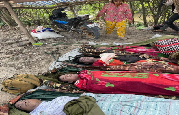 ឧបទ្ទវហេតុបាក់រណ្តៅដីបូមរករ៉ែមាសបណ្តាលឲ្យមនុស្សស្លាប់ចំនួន៤នាក់ គួរឲ្យរន្ធត់...! ចេញផ្សាយដោយអង្គភាពគេហទំព័រខ្មែរថបញូ tv online ថ្ងៃទី៥ ខែឧសភា ឆ្នាំ២០២៣ - រូបភាពនិងអត្ថបទ: លោកឆៃ ឆេងគន - កែសំរួលដោយ: លោកម៉ែន សុវណ្ណ