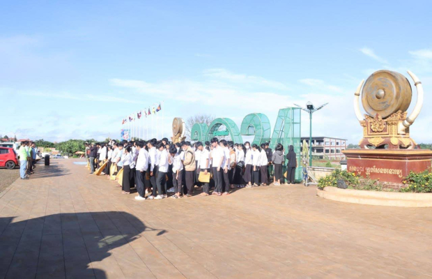 អាជ្ញាធរក្រុងសែនមនោរម្យ សហការជាមួយមន្រ្តីជំនាញ ចូលរួមសម្អាតអនាម័យបរិស្ថាន ក្នុងក្រុងសែនមនោរម្យ ដើម្បីទាក់ទាញភ្ញៀវទេសចរ មកទស្សនាកម្សាន្ត នៅភាគឦសាន