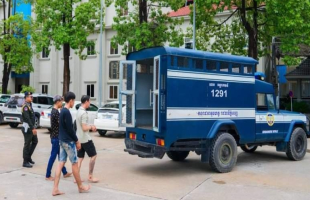 អាវុធហត្ថរាជធានីភ្នំពេញ ឃាត់ខ្លួនជនសង្ស័យ០៣នាក់ បញ្ជូនទៅតុលាការ ពាក់ព័ន្ធករណីគ្រឿងញៀន និងរក្សាទុកអាវុធដោយខុសច្បាប់!