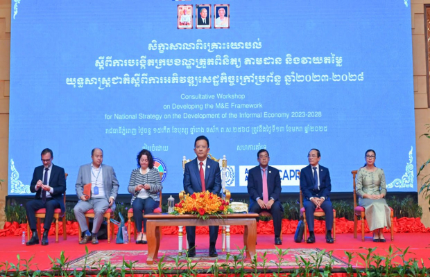 លោកបណ្ឌិត​ ហោ​ សេរី​វឌ្ឍន៍​ ប្រធាន​ សម្ពន្ធ​សេដ្ឋកិច្ច​ក្រៅ​ អញ៣ចូលរួម​សិក្ខាសាលា​ពិគ្រោះ​យោបល់​ ដេីម្បី​បង្កេីតក្របខណ្ឌពិនិត្យតាមដាន និងវាយតម្លៃយុទ្ធសាស្ត្រជាតិស្តីពីការអភិវឌ្ឍសេដ្ឋកិច្ចក្រៅប្រព័ន្ធ