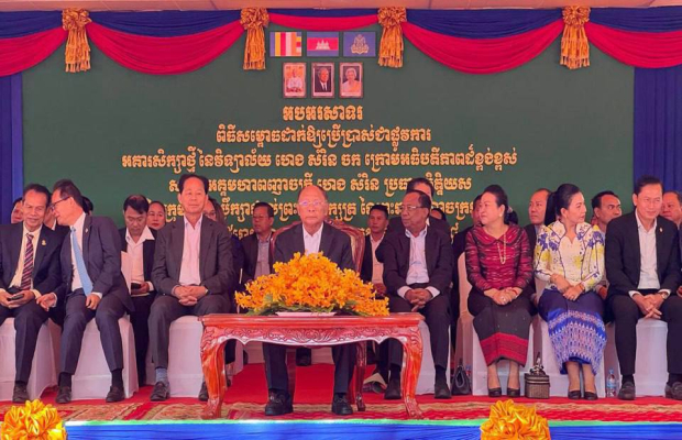 ឯកឧត្តមបណ្ឌិត អ៊ាង សុផល្លែត អញ្ជើញចូលរួមពិធីសម្ពោធដាក់ឱ្យ​ប្រេីប្រាស់​អគារសិក្សាថ្មី​ នៅវិទ្យាល័យ ហេង សំរិន ចក ...