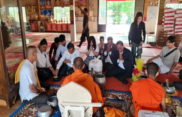 ក្រុមការងារ(ស.ស.យ.ស) បាននាំយកស៊ុំរូបថត ប្រភេទឈើប្រណិតយកទៅប្រគេនដល់ព្រះមុនីសីលសោភ័ណ សយ ចាន់ថន ព្រះរាជាគណៈថ្នាក់កិត្តិយស....