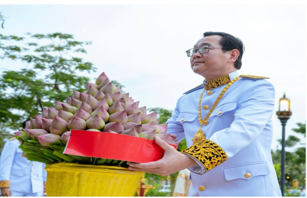 ឯកឧត្តម កើត រិទ្ធឧបនាយករដ្ឋមន្ត្រី រដ្ឋមន្រ្តីក្រសួងយុត្តិធម៌ និងជាសមាជិកទី១ នៃសមាជិកឧត្តមក្រុមប្រឹក្សាអង្គចៅក្រម បានអញ្ជើញ ដឹកនាំសមាជិកនៃឧត្តមក្រុមប្រឹក្សាអង្គចៅក្រម ចូលរួមដាក់ក្រពុំបិណ្ឌផ្កាឈូកគោរពរដ្ឋធម្មនុញ្ញ...