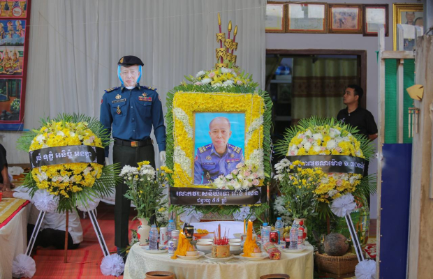 លោកវរសេនីយ៍ឯក ស៊ិន លី មេបញ្ជាការរង តំណាង​លោកឧត្ដមសេនីយ៍ត្រី សៀ ទីន មេបញ្ជាការ​ កងរាជអាវុធហត្ថខេត្តសៀមរាប បានដឹកនាំក្រុមការងារ នៃកងរាជអាវុធហត្ថខេត្តសៀមរាប អញ្ជើញចូលរួមគោរពវិញ្ញាណ...