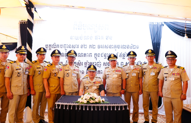 លោកឧត្តមសេនីយ៍ទោ ហួត សុធី ស្នងការនគរបាលខេត្ត អញ្ជើញចូលរួមគោរពវិញ្ញាណក្ខន្ធសព លោកព្រិន្ទបាលឯក ផាត ចន  មន្រ្តីបម្រើការងារនៅ វរសេនាតូចលេខ៤២១ កងពលថ្មើជើងលេខ៤២