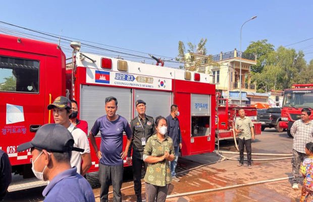 តាមរយៈ​លេខទូរស័ព្ទ​បន្ទាន់ (Hotline) 1296 កងរាជអាវុធហត្ថខេត្តសៀមរាប ចេញអន្តរាគមន៍​ជួយពន្លត់ភ្លើងឆេះផ្ទះ!