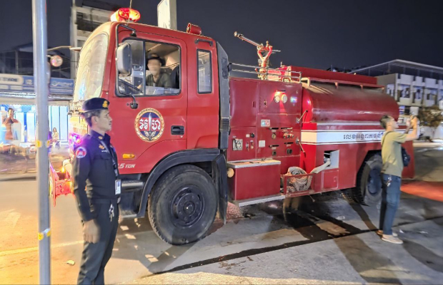 តាមរយៈ​លេខទូរស័ព្ទ​បន្ទាន់ (Hotline) 1296 កងរាជអាវុធហត្ថខេត្តសៀមរាប ចេញអន្តរាគមន៍​ជួយពន្លត់ភ្លើងឆេះផ្ទះ!