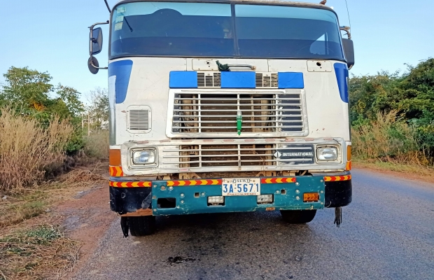 បេីទោះបីឈ្មួញដឹកជញ្ជូនបទល្មើសព្រៃឈេីឆ្ពិនភ្នែកកម្លាំងសមត្ថកិច្ចជំនាញនៅតាមបណ្តោយដងផ្លូវបានយ៉ាងណាក៍ដោយក៍មិនអាចឆ្ពិនភ្នែកមហាជនបានឡេីយ។