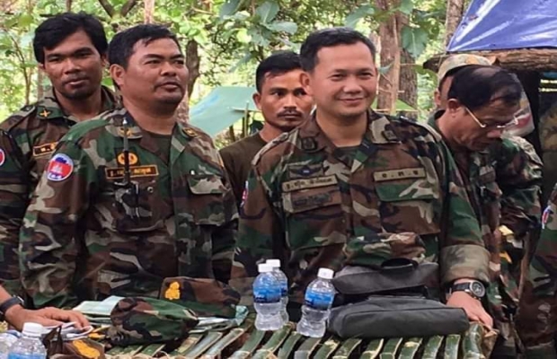 ឯកឧត្តម នាយឧត្តមសេនីយ៍ ហ៊ុន ម៉ាណែត ចុះសួរសុខទុក្ខនិងពិនិត្យ នាយទាហាន ពលទាហាននៅតាមបណ្តោយព្រំដែន កម្ពុជា . ឡាវ